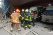 中和知名內衣公司鷹架倒塌　2工人從3樓高墜樓送醫