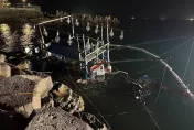 漁船進鼻頭漁港觸礁又漏油　海巡署即刻救援