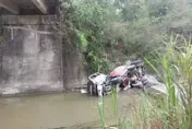 台南預拌車轉彎墜10米橋 　駕駛骨折受困河床送醫