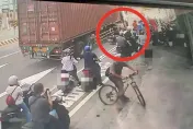 影/怵目驚心！台南上班時間20人直擊　老翁遭大車輾斃見骨