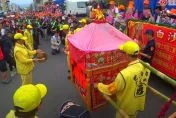 少年捧衣跪地大哭！白沙屯媽祖慈悲聆聽「路口轉3圈」
