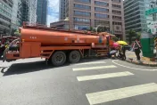 影/直擊！高雄灑水車右轉撞倒77歲單車翁「輾過雙腳」