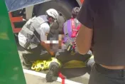 影/驚險救援！高雄灑水車輾77歲單車翁「雙腳卡車下」