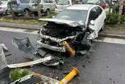 影/板橋小車猛撞分隔島「車頭全毀」　恍神男破相