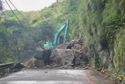 影/三峽土石崩落封路　北111縣道2.5K至3K「雙向中斷」