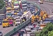 影/國3重大車禍！苑裡段大貨車「撞穿分隔島」翻覆