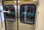 高捷通車17年首見詭異事故！行駛中門窗玻璃「整片掉落」