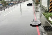 影/大雨人孔蓋噴飛擊落機車　新北女騎士慘摔破頭