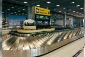 機場領行李勿越「黃色警戒線」！地勤：嚴重整趟旅行泡湯