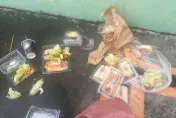 蹧蹋愛心！香燈腳爆「結緣品撒滿地」、便當沒吃直接丟