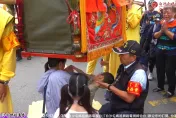 影/嬤抱病孫跪求賜福！白沙屯媽祖停轎8分鐘慈悲加持