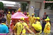 白沙屯媽祖慈悲！阿嬤扔拐杖追「粉紅超跑」　鑾轎「3進3退」停駕等信徒