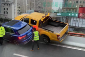 影/上海內環高架驚見兩車上演「玩命關頭」　工程車被奧迪狠尬差點翻落護欄