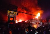 影/孟加拉市場凌晨傳祝融「數百間店燒毀」　大火6小時才撲滅