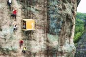 攀岩教練蓋便利店於百米高岩壁上　提供免費飲水、月餅「只要你爬的到」