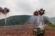 影/裝甲車、迫擊炮出動！解放軍南部戰區「中緬邊境」實彈演訓畫面曝