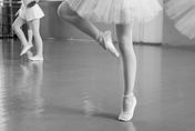 慎防「下腰癱」！8歲女童跳舞下腰不慎跌倒　竟導致「半身癱瘓」無法站立