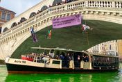 只會出一張嘴！環團人士染綠威尼斯運河  抗議「COP28」實際成效不彰