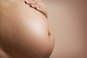 女子未婚未孕肚子卻像「臨盆孕婦」　經手術取出「21公斤」卵巢腫瘤