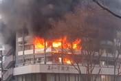 快訊/影/濃煙沖天！東京新宿區12層樓建物突發火災　3、4樓陷入火海「8人受傷」