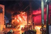 快訊/嘉義食品工廠全面燃燒 　火牆包覆烈焰黑煙沖天