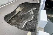 第3次塌陷！凱米颱風掏空萬丹大排河堤道路　驚現「4米長」大天坑