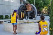 Girl Dad女兒至上... Kobe與女兒相擁雕像　湖人主場揭幕