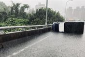 快訊/暴雨淹國道！小貨車打滑翻覆國3接土城台65出口　外車道受阻