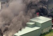 快訊/台南「火舌吞五金賣場」濃煙竄天際！巨型「黑煙龍」畫面曝、傷亡不明