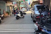 快訊/新莊轎車暴衝「整排機車撞倒」成保齡球　1騎士遭噴飛急送醫