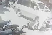 快訊/驚悚瞬間曝！新莊男開車疑「身體不適」撞13車　7旬翁噴飛命危