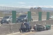 影/拿命爭路權？「吳柏毅」衝國道2號跑外送　撞護欄摔車最後被特斯拉救了