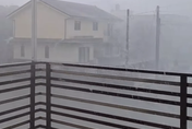 影/直擊！宜蘭冬山「狂風暴雨」猛襲　民眾嚇喊：千萬別出門