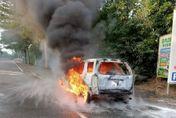 彰化台74甲休旅車突起火！駕駛嚇壞跳車逃生　車輛燒剩骨架