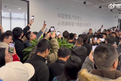 影/陸車企「極越」突崩盤！多部門原地解散　員工圍堵CEO討薪