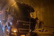 台62線龍潭堵隧道車禍！砂石車爆胎撞邊壁　1傷送醫