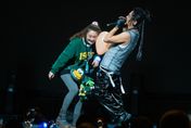 Energy首登上海被拱「脫掉」　 Toro肚貼粉絲臉畫面曝光！