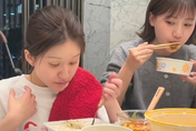 復健畫面跨年夜曝光　趙露思進食吞嚥吃力　「搖晃站不穩」僵硬學走路