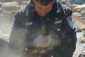 影/兒女藏震罹難！輔警爸挖出孩子衣服崩潰：一刻也不敢停