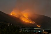 香港也火燒山！狂燃17小時「火線蔓延5百米」　登山客一度受困