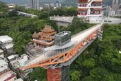 另類登高望遠！「基隆最大size起重機」基隆塔成新興景點