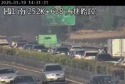 影/國1南向大林段「天黑一邊」！整輛車路肩狂燃直擊