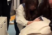 見義勇為畫面曝！苗栗家暴男強拉妻回家　乘客包圍保護她