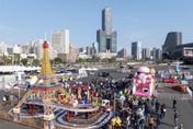 高雄「冬日遊樂園」開幕首日！男童玩「旋轉戰鬥機」暈倒