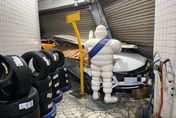 影/林口屁孩撞飛騎士衝進輪胎行　米其林寶寶一夫當關擋下