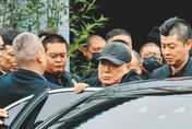 黃少岑遺體移靈慈恩園　竹聯幫新龍頭「扣頭」劉振南接任