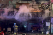 影/直擊！雲林斗六燒肉店火警12人驚逃　現場有詭煙