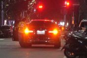 出門疑違規？王彩樺帶愛女吃好料「不怕罰單」車停路中央