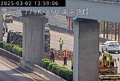 影/收假注意！國1南向南屯段「砂石車翻覆」釀紫爆