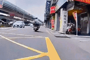 影/超驚悚瞬間曝光！前方騎士「瓦斯桶突掉落」險砸中後方機車